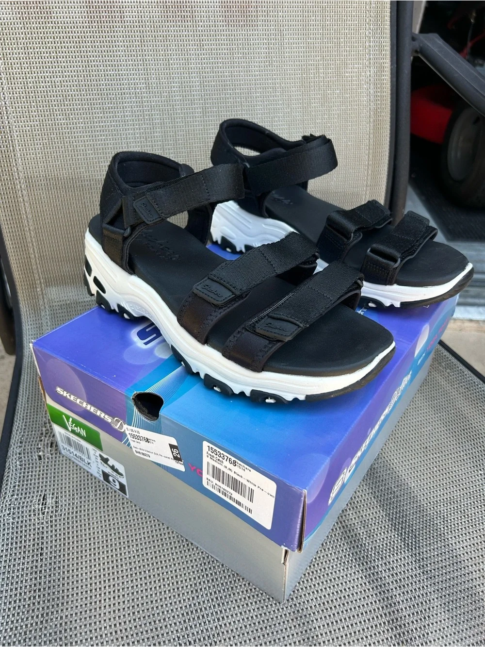 Skechers D Lites size 9 Fresh Catch Yoga Foam Sandals in White Black platform